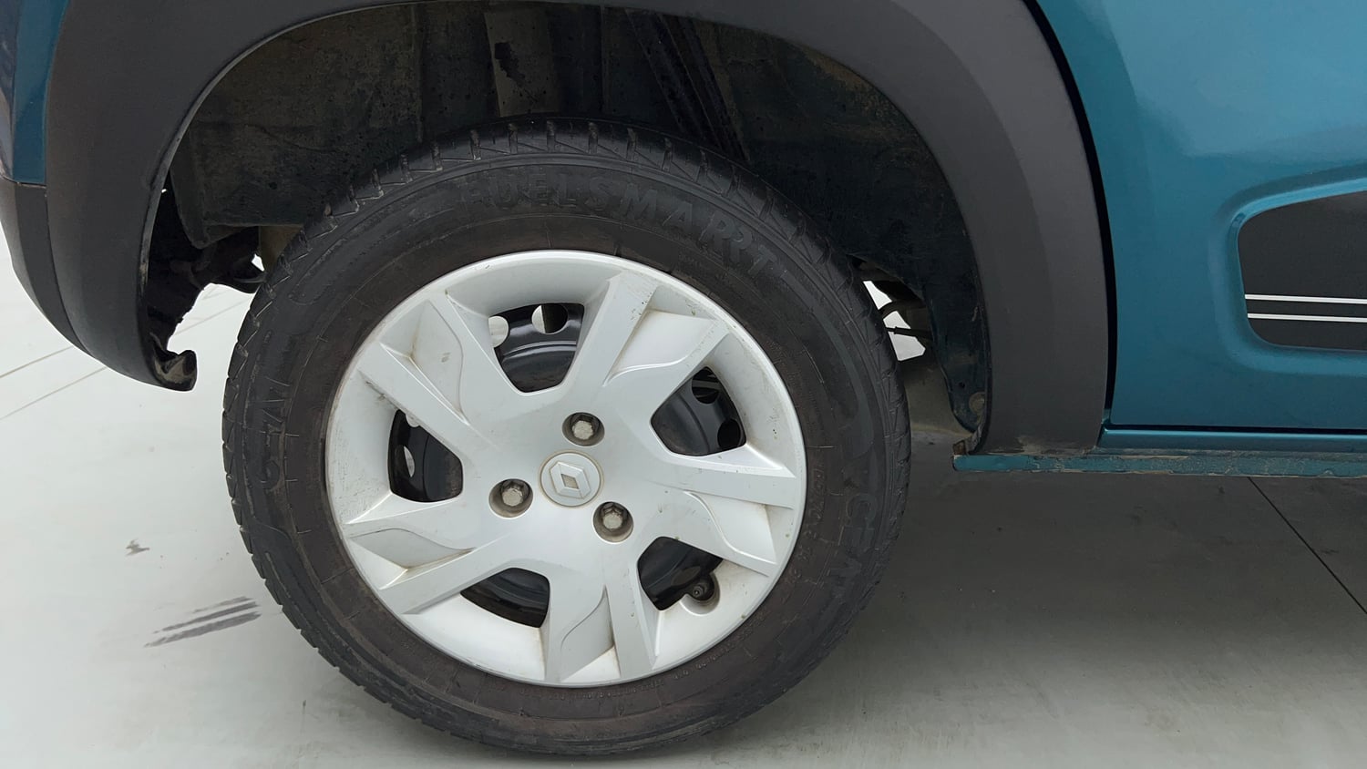 Used 2022 Renault Kwid RXT 1.0 AMT Petrol Automatic tyres RIGHT REAR TYRE RIM VIEW