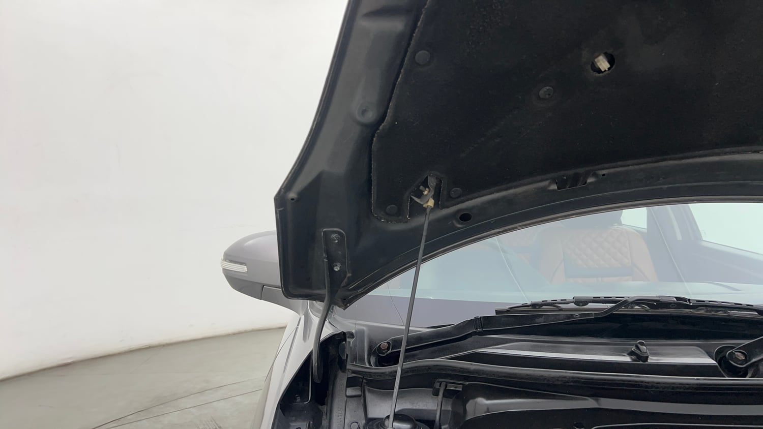 Used 2013 Maruti Suzuki Swift VXi Petrol Manual engine ENGINE RIGHT SIDE HINGE & APRON VIEW