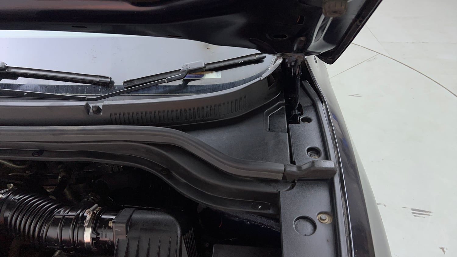 Used 2022 Mahindra XUV700 AX 7 Petrol AT Luxury Pack 7 STR Petrol Automatic engine ENGINE LEFT SIDE HINGE & APRON VIEW