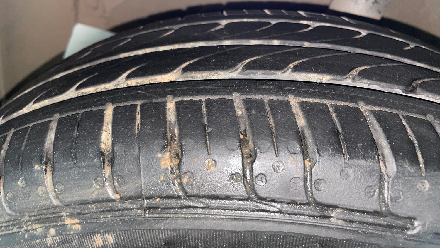 Used 2022 Hyundai Aura SX 1.2 Petrol Petrol Manual tyres LEFT FRONT TYRE TREAD VIEW