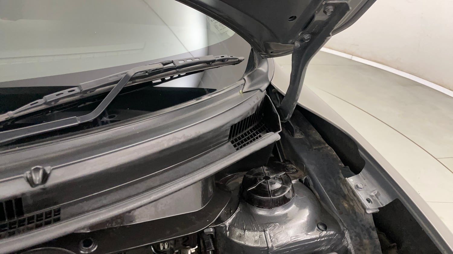 Used 2018 Maruti Suzuki Swift ZXi AMT Petrol Automatic engine ENGINE LEFT SIDE HINGE & APRON VIEW