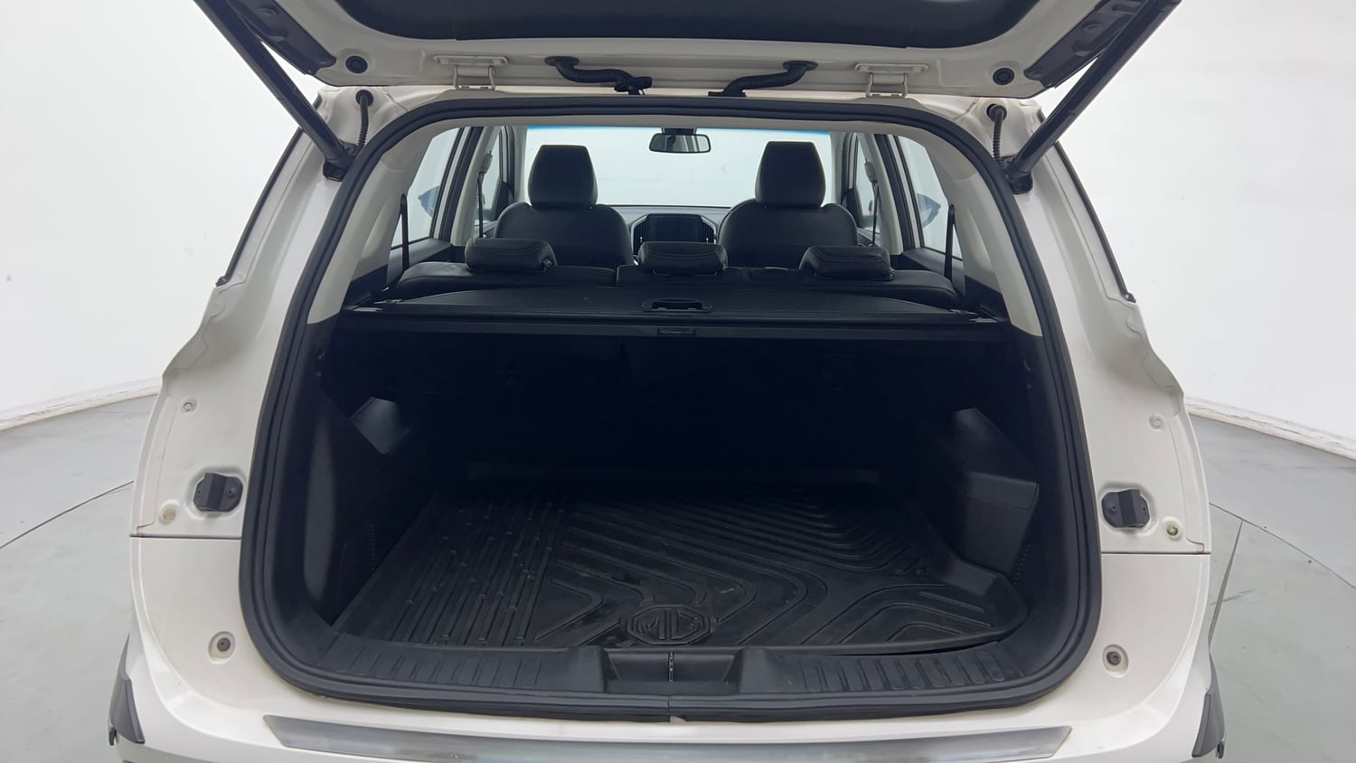 Used 2019 MG Motors Hector Sharp Hybrid 1.5 Petrol Hybrid Manual interior DICKY INSIDE VIEW