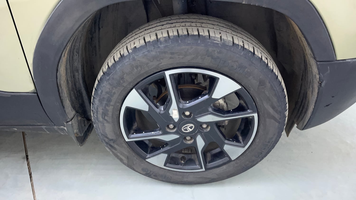 Used 2022 Tata Punch Kaziranga Creative AMT Petrol Automatic tyres RIGHT FRONT TYRE RIM VIEW