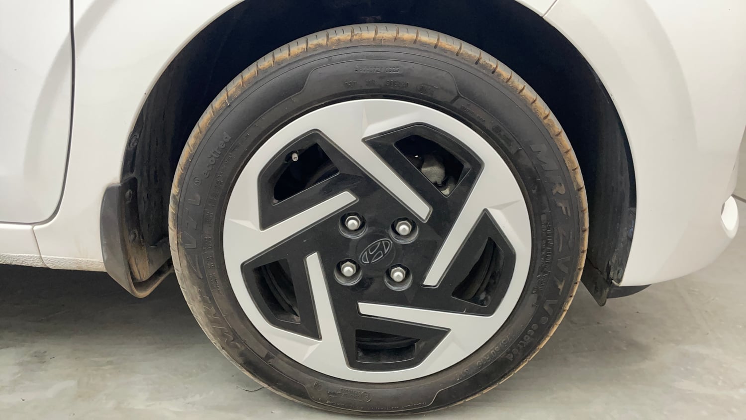 Used 2025 Hyundai Grand i10 Nios Sportz 1.2 Kappa AMT Petrol Automatic tyres RIGHT FRONT TYRE RIM VIEW