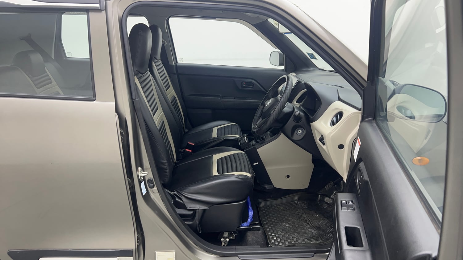 Used 2023 Maruti Suzuki Wagon R LXI 1.0 CNG Cng Manual interior RIGHT SIDE FRONT DOOR CABIN VIEW