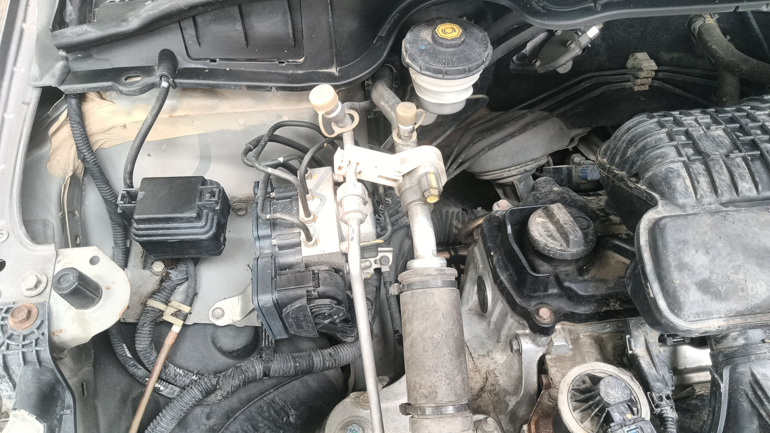 Used 2015 Honda City SV Petrol Manual engine ENGINE RIGHT SIDE HINGE & APRON VIEW