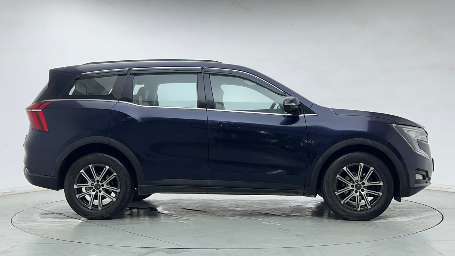 Used 2022 Mahindra XUV700 AX 7 Petrol AT Luxury Pack 7 STR Petrol Automatic exterior RIGHT SIDE VIEW