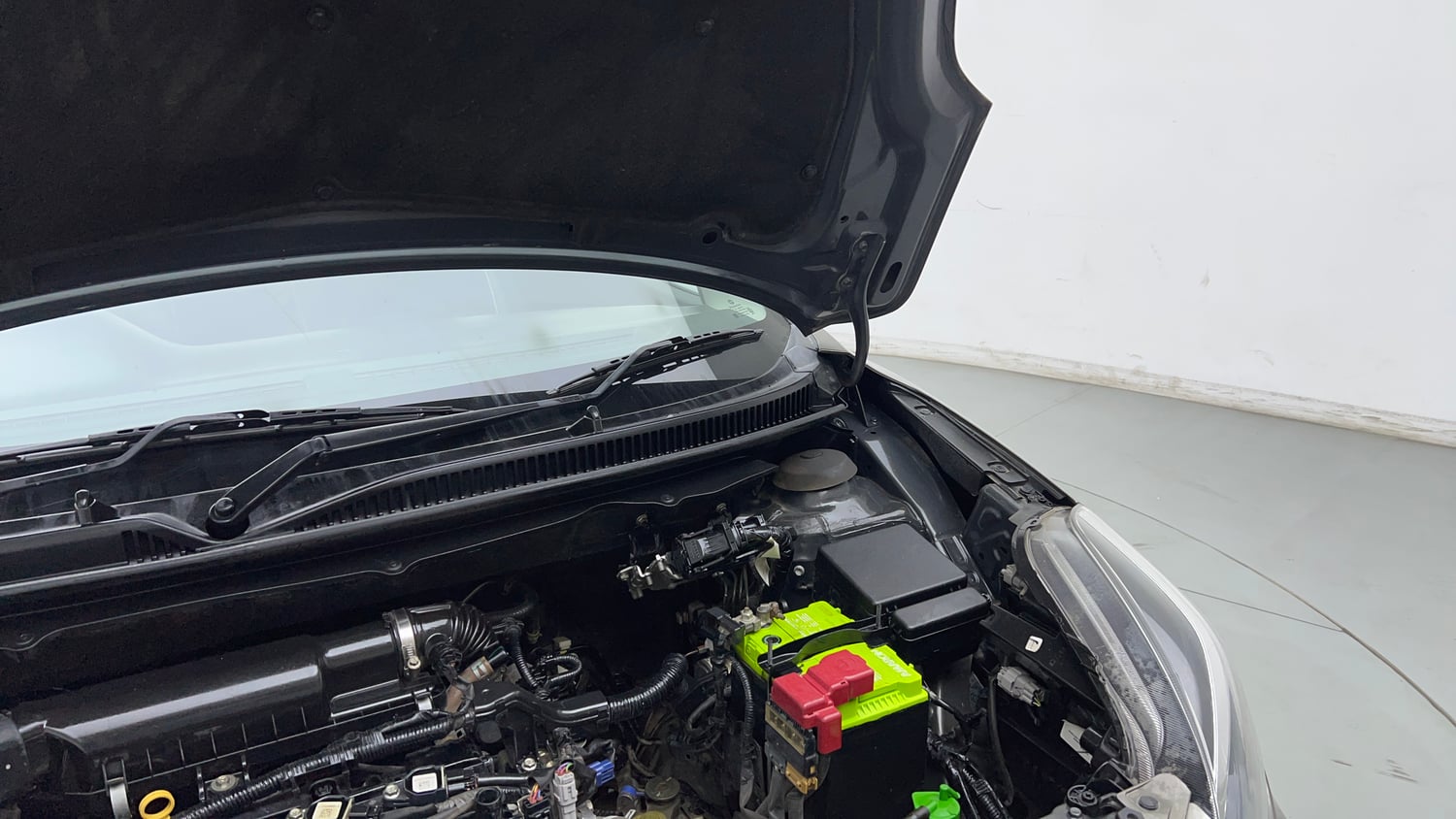 Used 2020 Maruti Suzuki Baleno Zeta Petrol Manual engine ENGINE LEFT SIDE HINGE & APRON VIEW