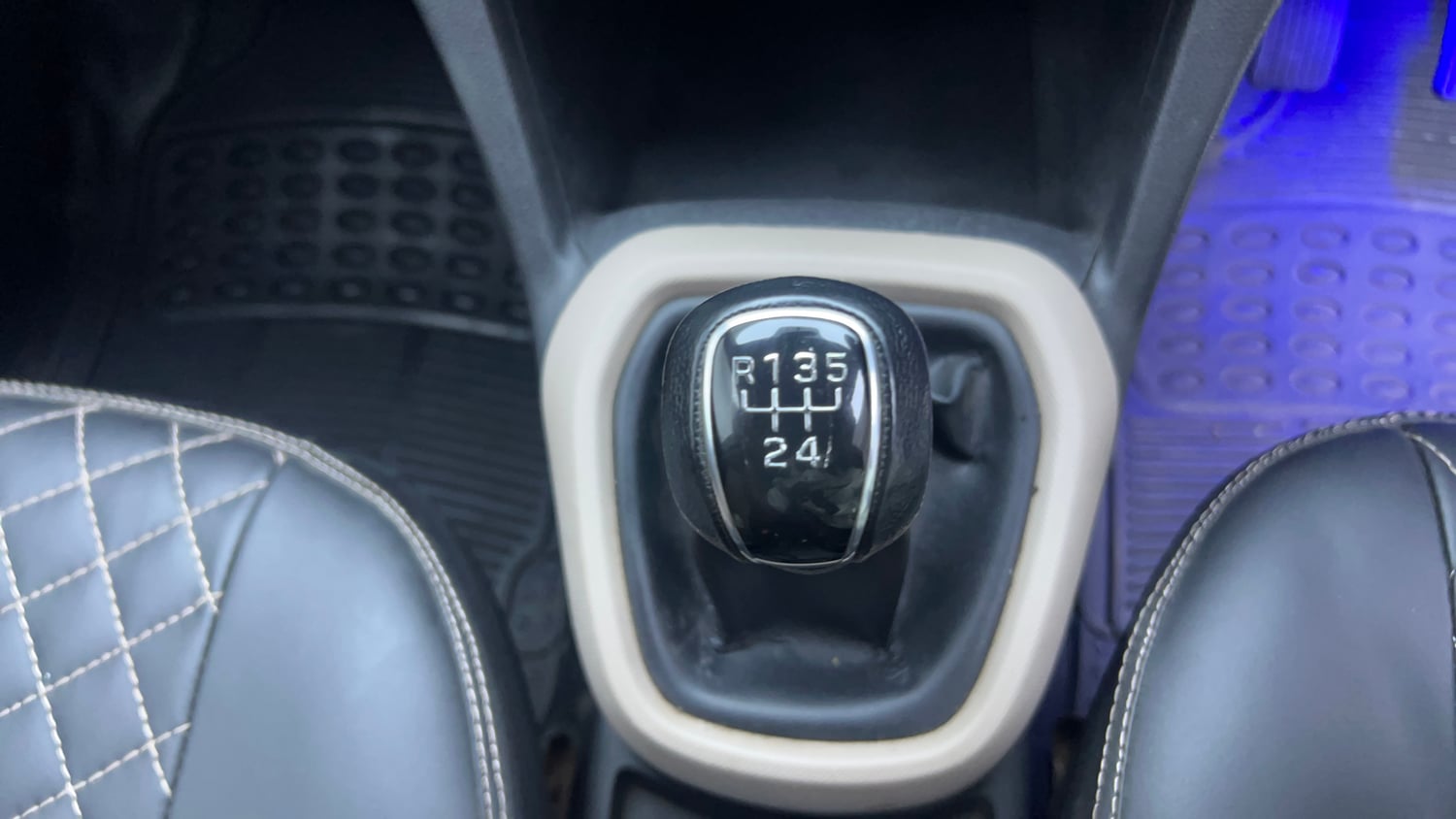 Used 2017 Hyundai Grand i10 Sportz (O) U2 1.2 CRDi Diesel Manual interior GEAR  KNOB VIEW