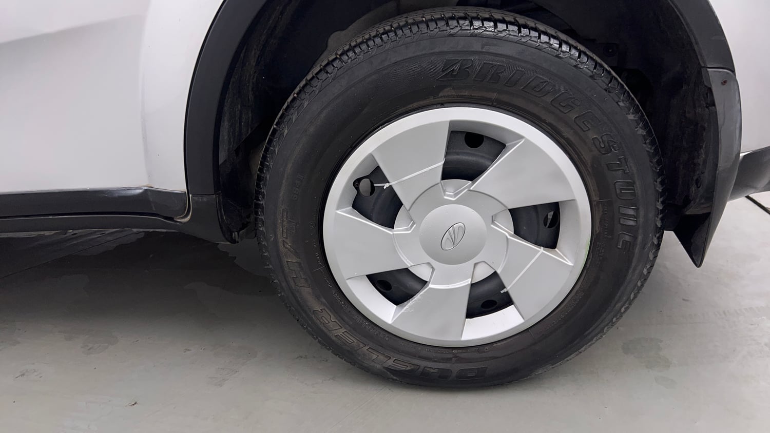 Used 2015 Mahindra XUV500 W6 Diesel Manual tyres LEFT REAR TYRE RIM VIEW