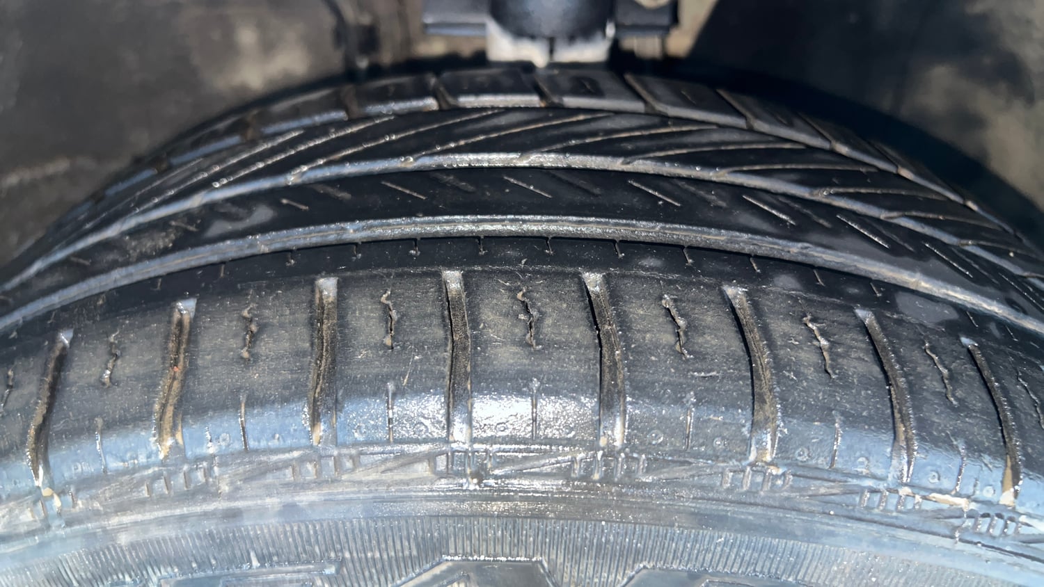 Used 2015 Volkswagen Polo Highline1.2L (P) Petrol Manual tyres RIGHT FRONT TYRE TREAD VIEW