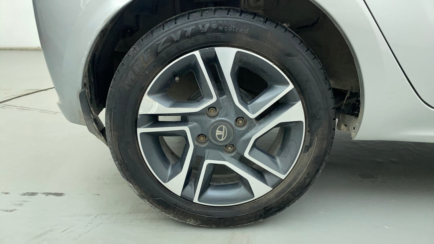 Used 2021 Tata Tiago XZA Plus Petrol Automatic tyres RIGHT REAR TYRE RIM VIEW
