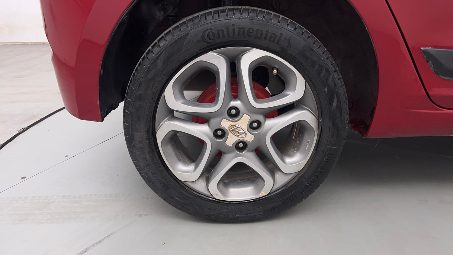 Used 2015 Hyundai Elite i20 Asta 1.4 CRDI Diesel Manual tyres RIGHT REAR TYRE RIM VIEW