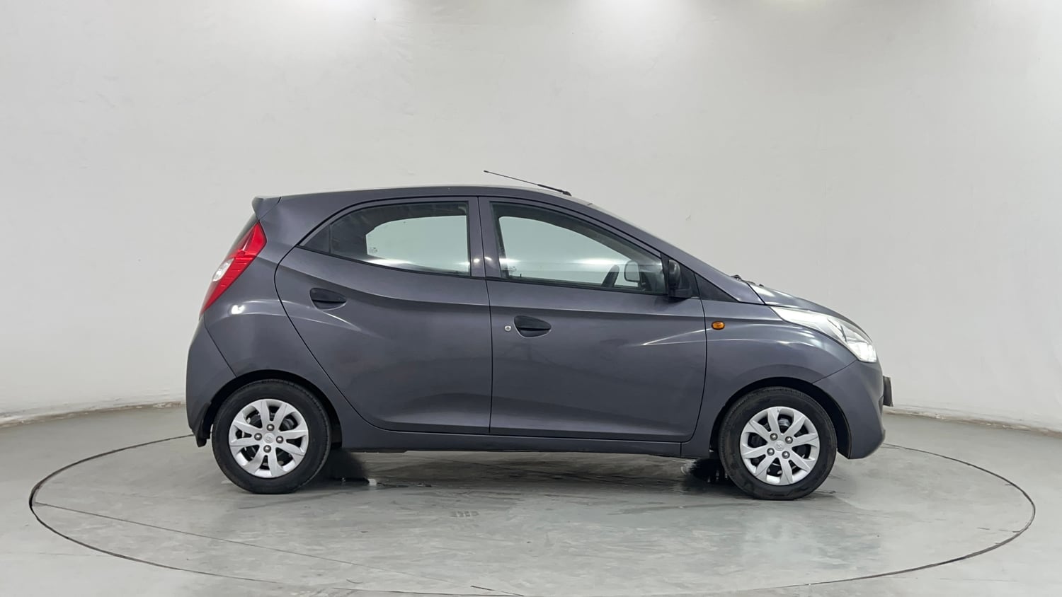 Used 2016 Hyundai Eon Magna + Petrol Manual exterior RIGHT SIDE VIEW