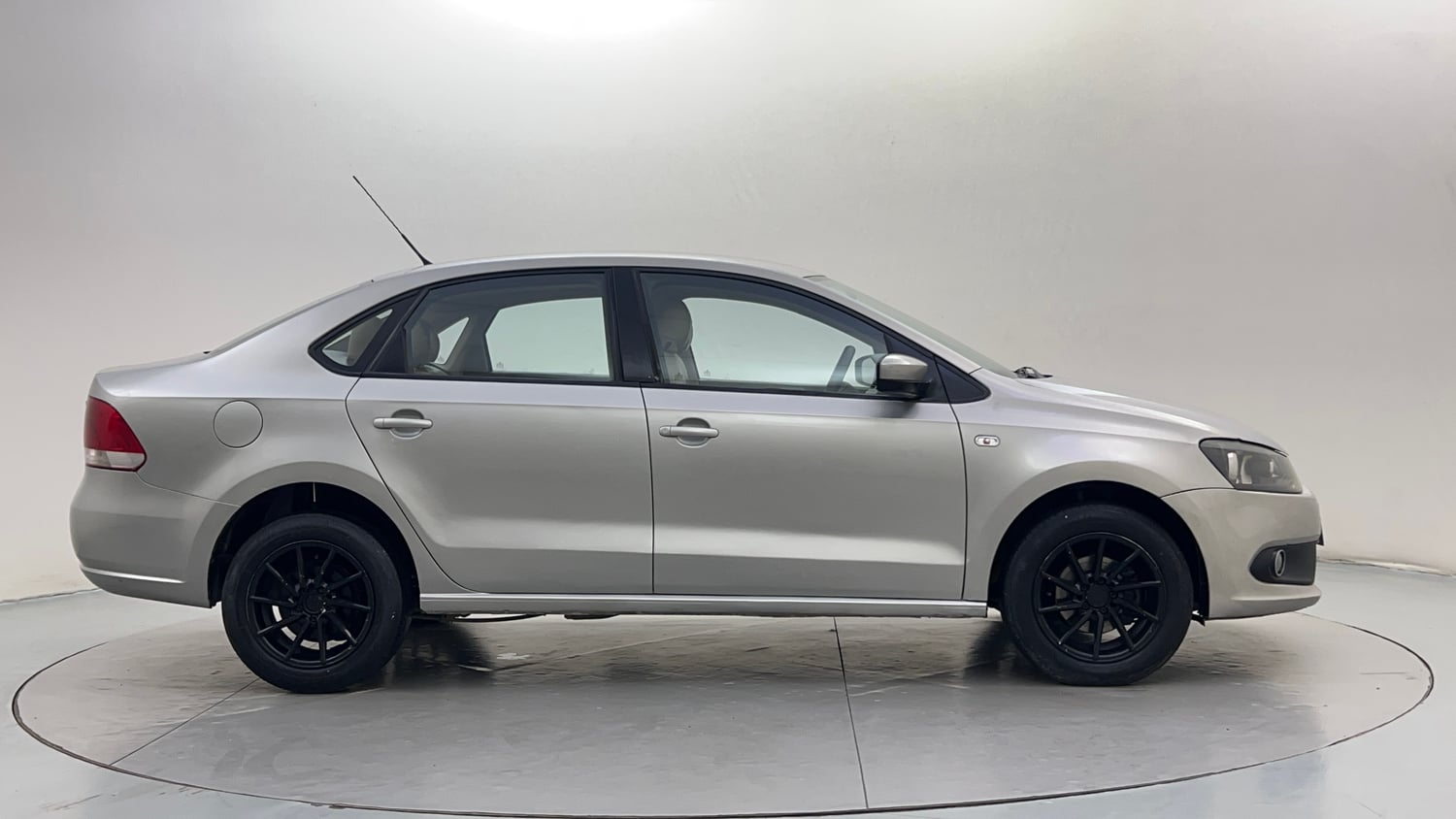Used 2013 Volkswagen Vento Comfortline Diesel Diesel Manual exterior RIGHT SIDE VIEW