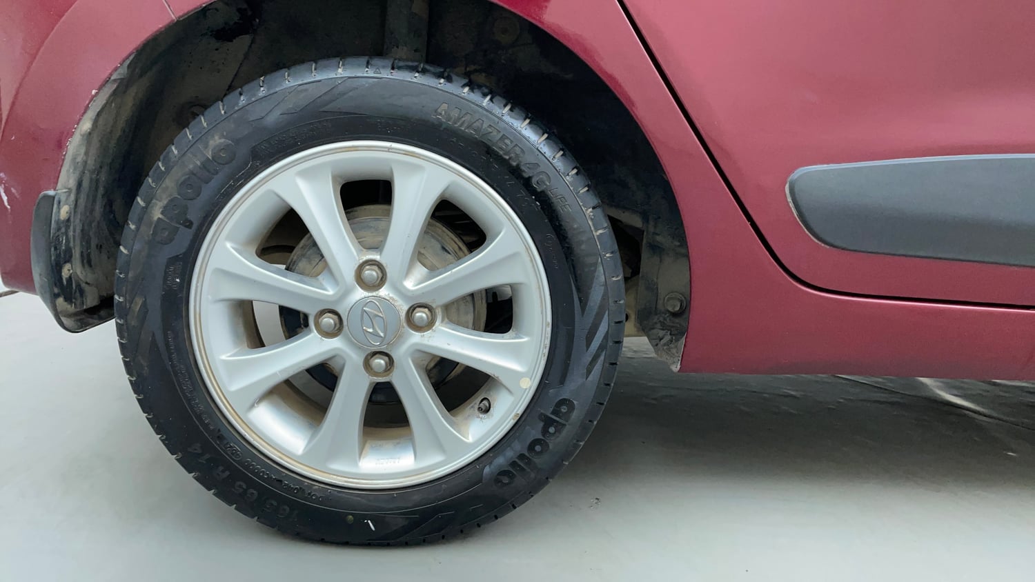 Used 2016 Hyundai Grand i10 Asta AT 1.2 Kappa VTVT Petrol Automatic tyres RIGHT REAR TYRE RIM VIEW