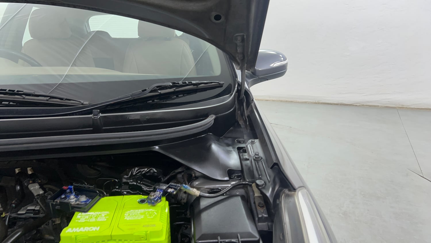 Used 2014 Hyundai Elite i20 Sportz 1.2 Petrol Manual engine ENGINE LEFT SIDE HINGE & APRON VIEW
