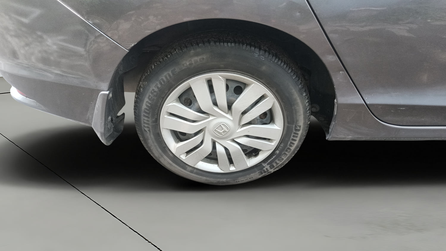 Used 2015 Honda City SV Petrol Manual tyres RIGHT REAR TYRE RIM VIEW