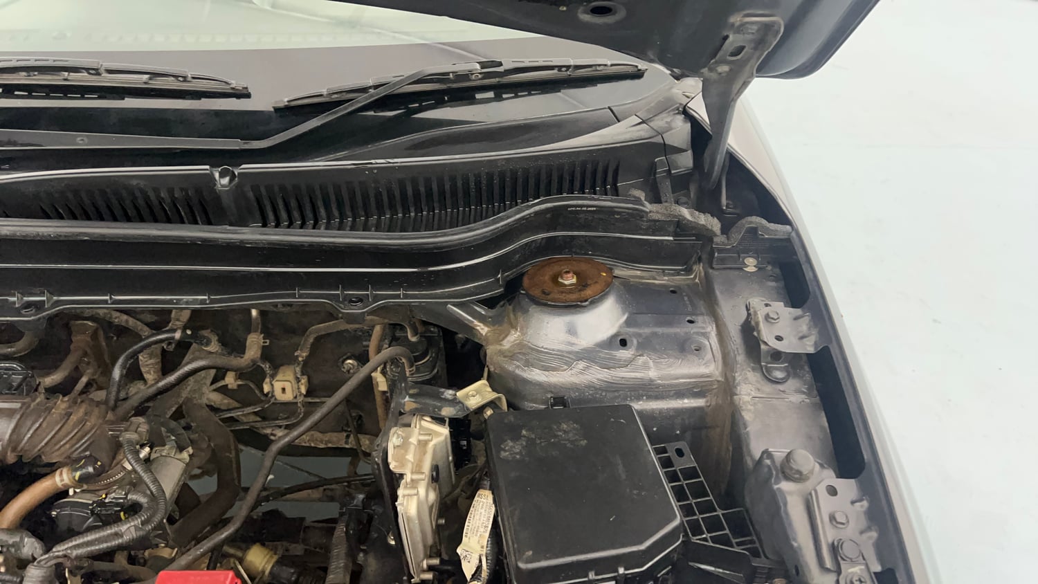 Used 2021 maruti-suzuki Vitara Brezza ZXi Plus Petrol Manual engine ENGINE LEFT SIDE HINGE & APRON VIEW