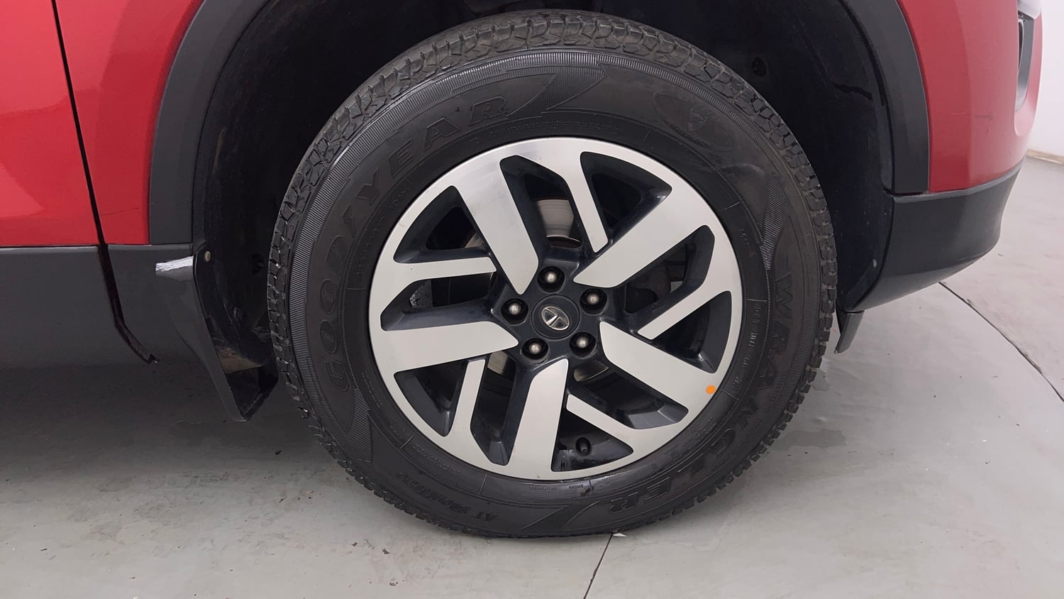 Used 2020 Tata Harrier XZA Plus Dual Tone Diesel Automatic tyres RIGHT FRONT TYRE RIM VIEW