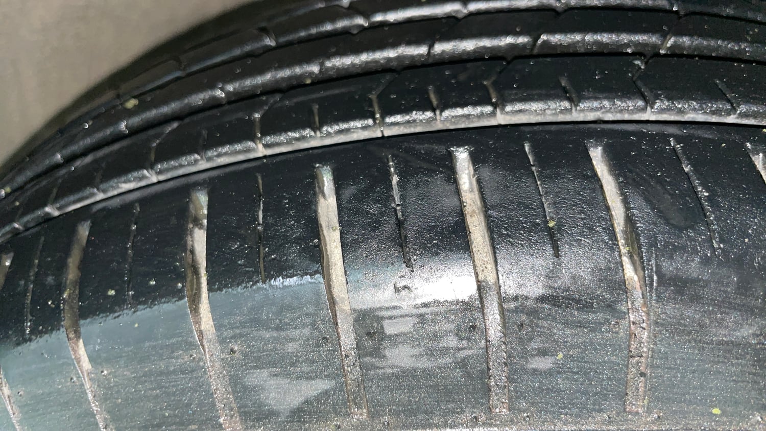 Used 2018 Maruti Suzuki Swift ZXi AMT Petrol Automatic tyres RIGHT FRONT TYRE TREAD VIEW