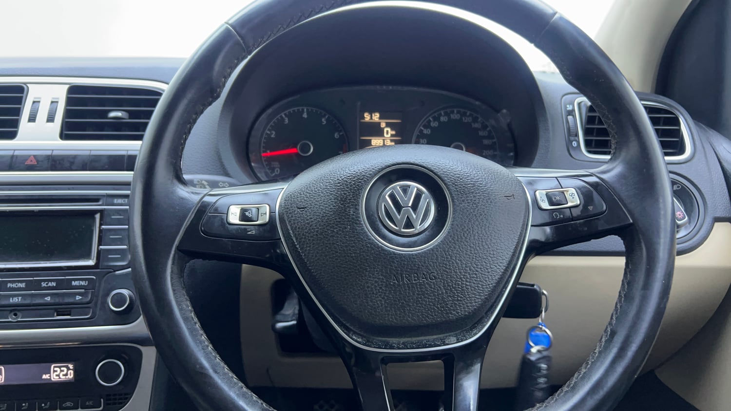 Used 2015 Volkswagen Polo Highline1.2L (P) Petrol Manual top_features Steering mounted controls