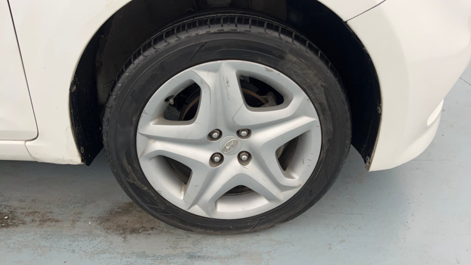 Used 2017 Hyundai Elite i20 Asta 1.2 Petrol Manual tyres RIGHT FRONT TYRE RIM VIEW