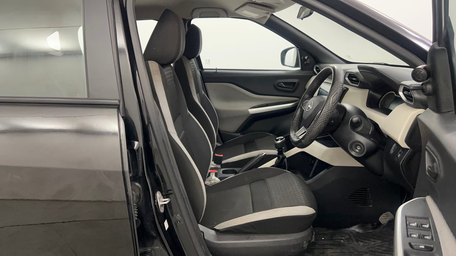 Used 2024 Nissan Magnite XE Petrol Manual interior RIGHT SIDE FRONT DOOR CABIN VIEW