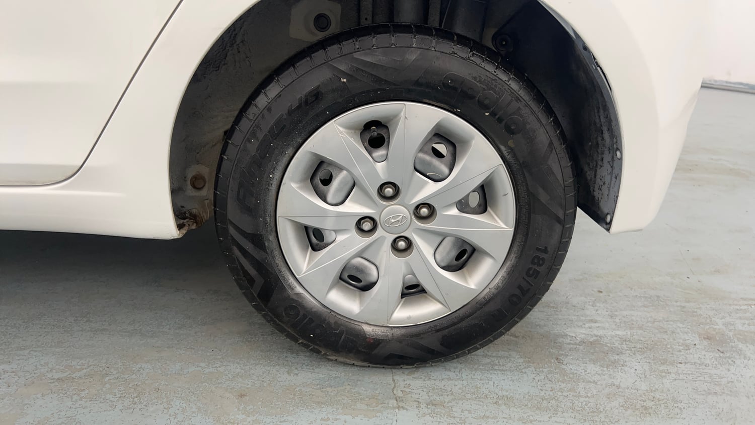 Used 2015 Hyundai Elite i20 Magna 1.2 Petrol Manual tyres LEFT REAR TYRE RIM VIEW