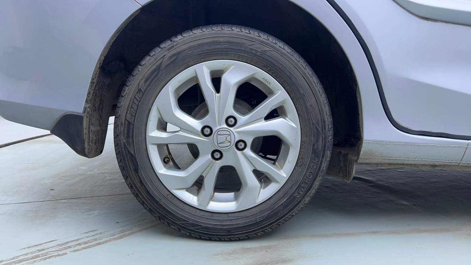 Used 2018 Honda Amaze 1.2 V CVT Petrol Petrol Automatic tyres RIGHT REAR TYRE RIM VIEW