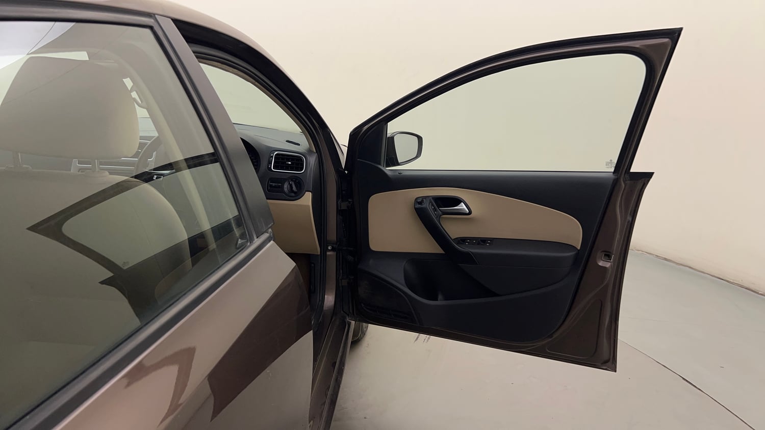 Used 2017 Volkswagen Ameo Highline1.2L Plus (P) 16 Alloy Petrol Manual interior RIGHT FRONT DOOR OPEN VIEW
