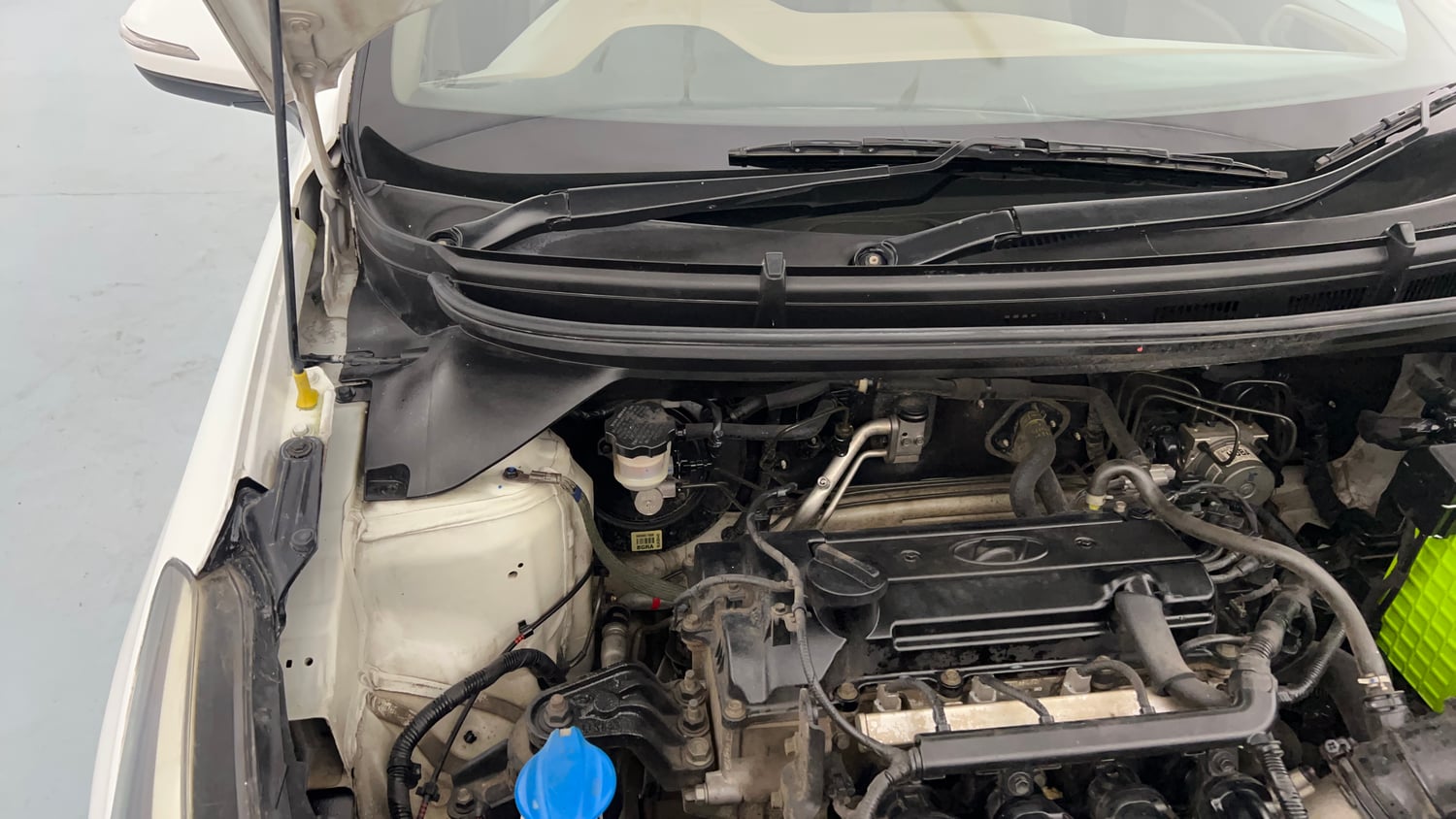 Used 2017 Hyundai Elite i20 Asta 1.2 Petrol Manual engine ENGINE RIGHT SIDE HINGE & APRON VIEW