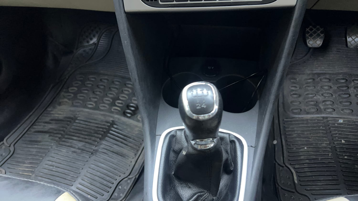 Used 2015 Volkswagen Polo Highline1.2L (P) Petrol Manual interior GEAR  KNOB VIEW
