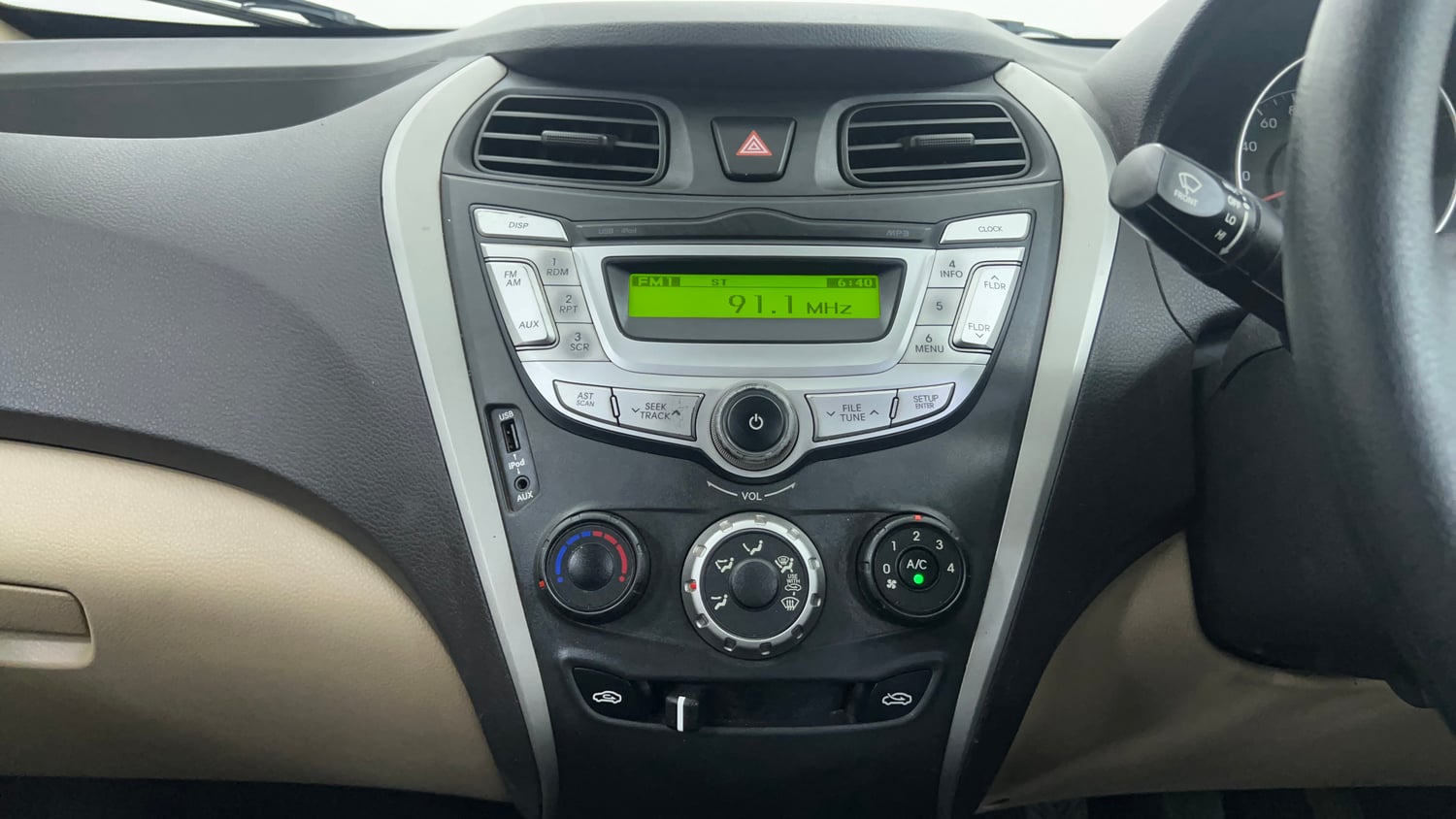 Used 2016 Hyundai Eon Magna + Petrol Manual interior MUSIC SYSTEM & AC CONTROL VIEW