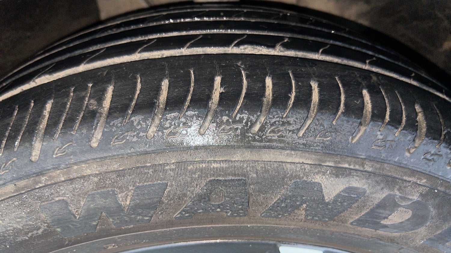 Used 2022 Mahindra XUV700 AX 7 Petrol AT Luxury Pack 7 STR Petrol Automatic tyres RIGHT FRONT TYRE TREAD VIEW