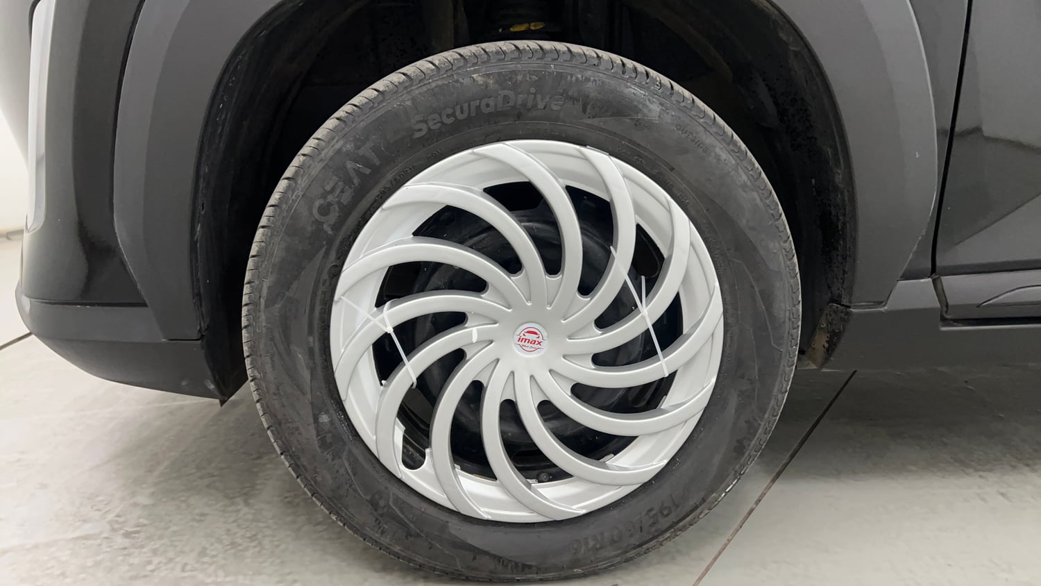 Used 2024 Nissan Magnite XE Petrol Manual tyres LEFT FRONT TYRE RIM VIEW