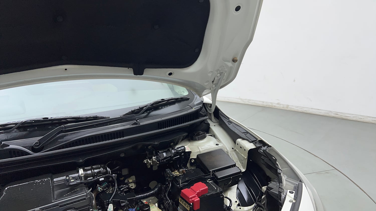 Used 2022 Toyota Glanza V AMT Petrol Automatic engine ENGINE LEFT SIDE HINGE & APRON VIEW
