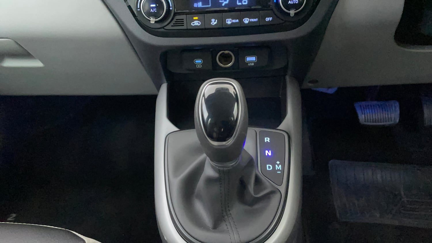 Used 2025 Hyundai Grand i10 Nios Sportz 1.2 Kappa AMT Petrol Automatic interior GEAR  KNOB VIEW