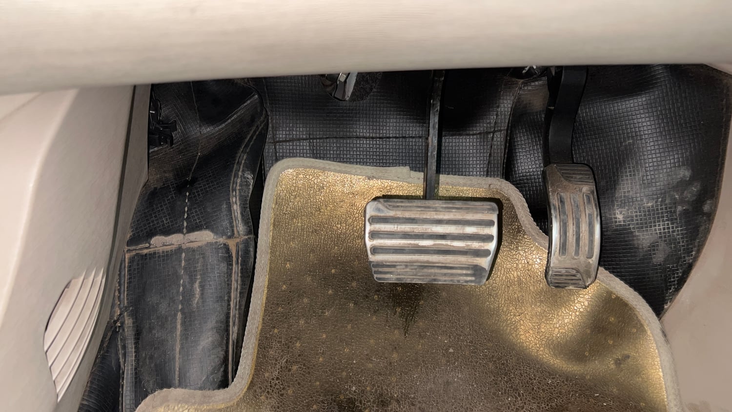 Used 2016 Mahindra XUV500 W10 AT Diesel Automatic interior PEDALS VIEW
