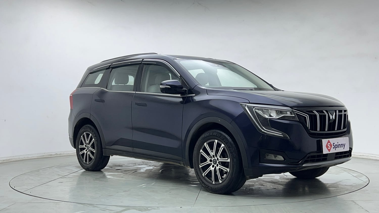 Used 2022 Mahindra XUV700 AX 7 Petrol AT Luxury Pack 7 STR Petrol Automatic exterior RIGHT FRONT CORNER VIEW