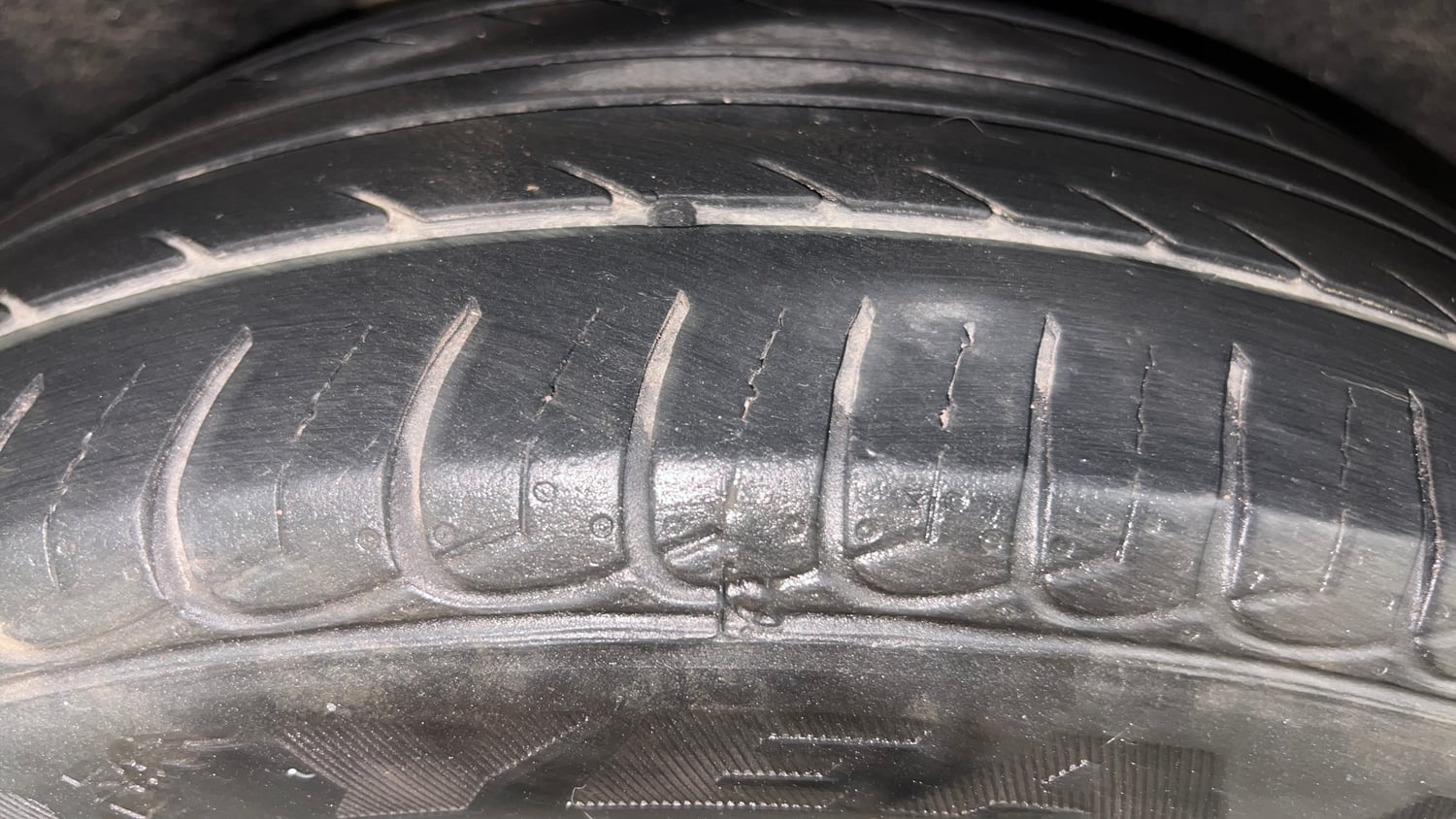 Used 2016 Ford EcoSport Titanium 1.5L TDCi Diesel Manual tyres RIGHT REAR TYRE TREAD VIEW