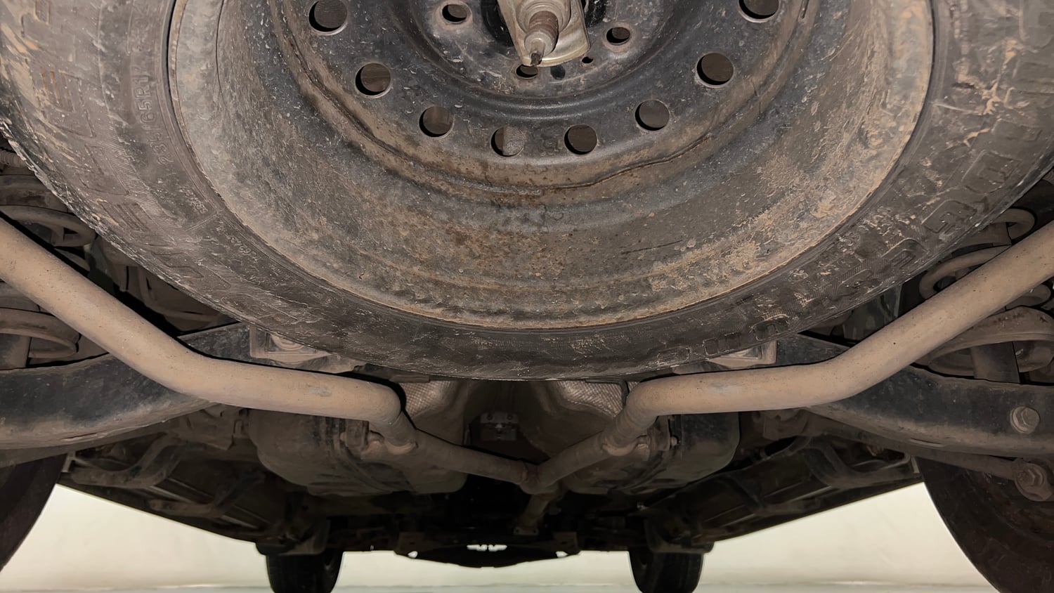 Used 2016 Mahindra XUV500 W10 AT Diesel Automatic extra REAR UNDERBODY VIEW (TAKEN FROM REAR)