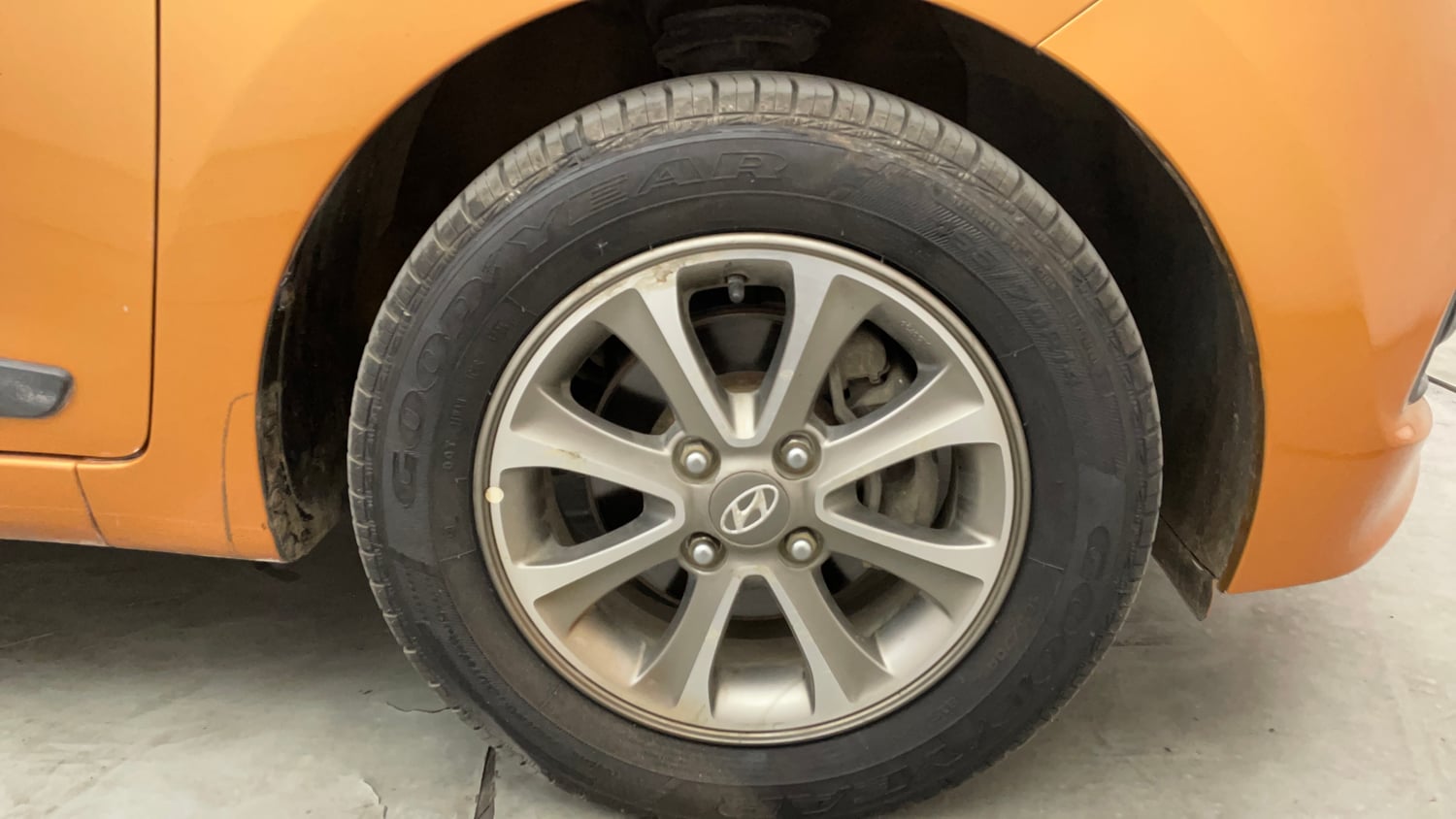 Used 2014 Hyundai Grand i10 Asta 1.2 Kappa VTVT Petrol Manual tyres RIGHT FRONT TYRE RIM VIEW