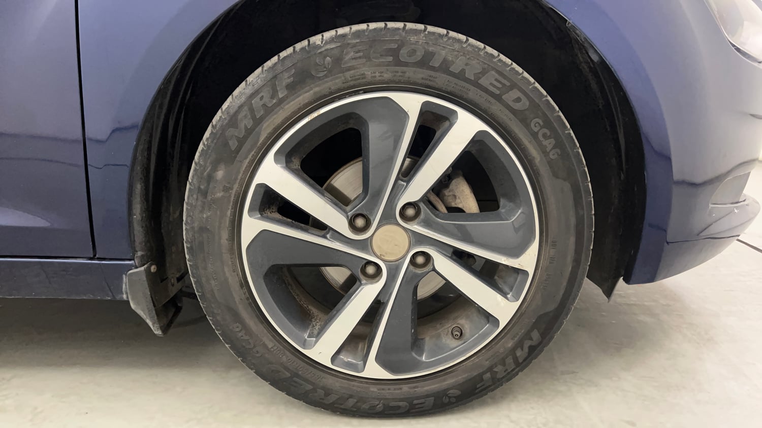 Used 2023 Tata Altroz XZA Petrol Petrol Automatic tyres RIGHT FRONT TYRE RIM VIEW