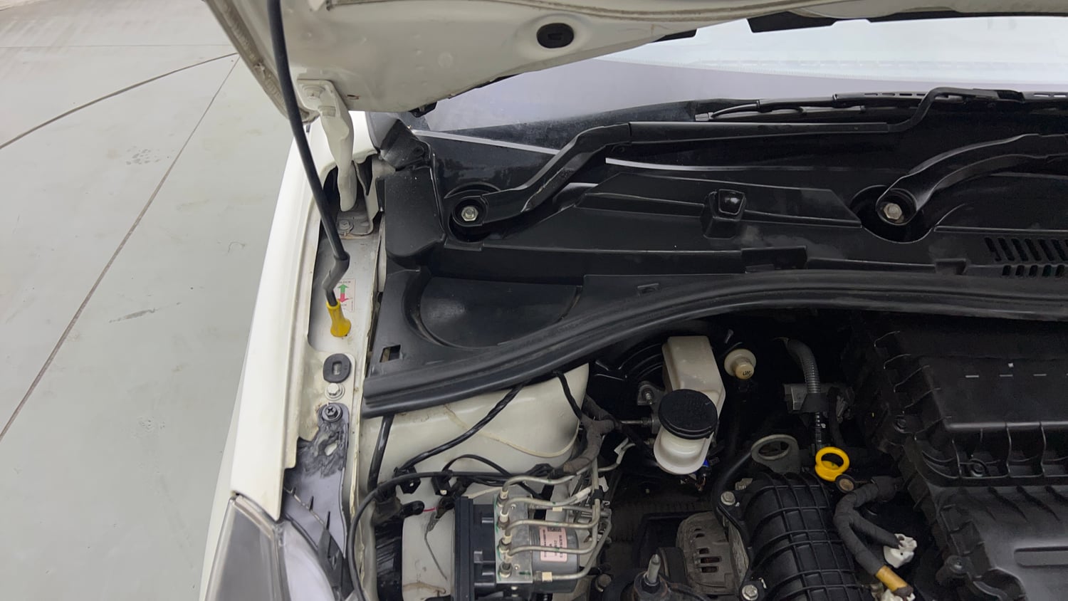 Used 2024 Tata Tiago XTA iCNG Cng Automatic engine ENGINE RIGHT SIDE HINGE & APRON VIEW