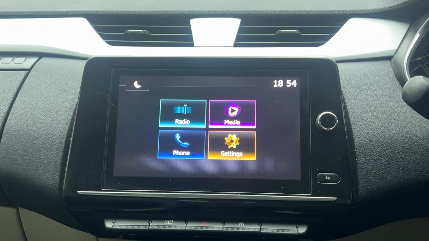 Used 2022 Renault Triber RXZ Petrol Manual top_features Touch screen infotainment system