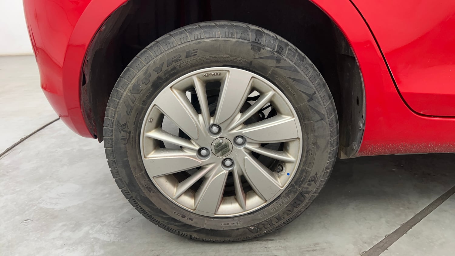Used 2016 Maruti Suzuki Swift ZXi Petrol Manual tyres RIGHT REAR TYRE RIM VIEW