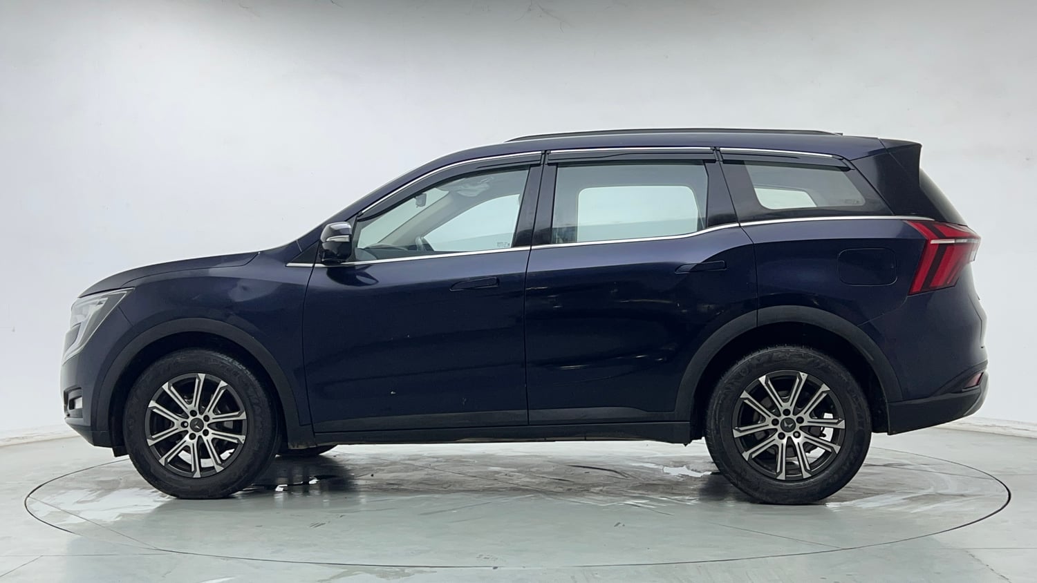 Used 2022 Mahindra XUV700 AX 7 Petrol AT Luxury Pack 7 STR Petrol Automatic exterior LEFT SIDE VIEW