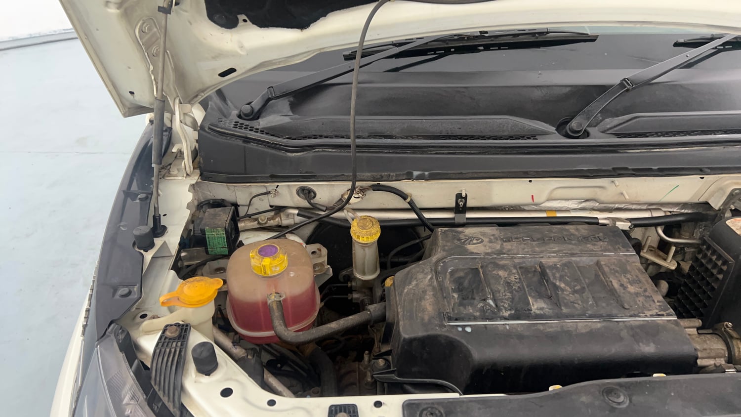 Used 2019 Mahindra KUV100 NXT K8 6 STR Petrol Manual engine ENGINE RIGHT SIDE HINGE & APRON VIEW