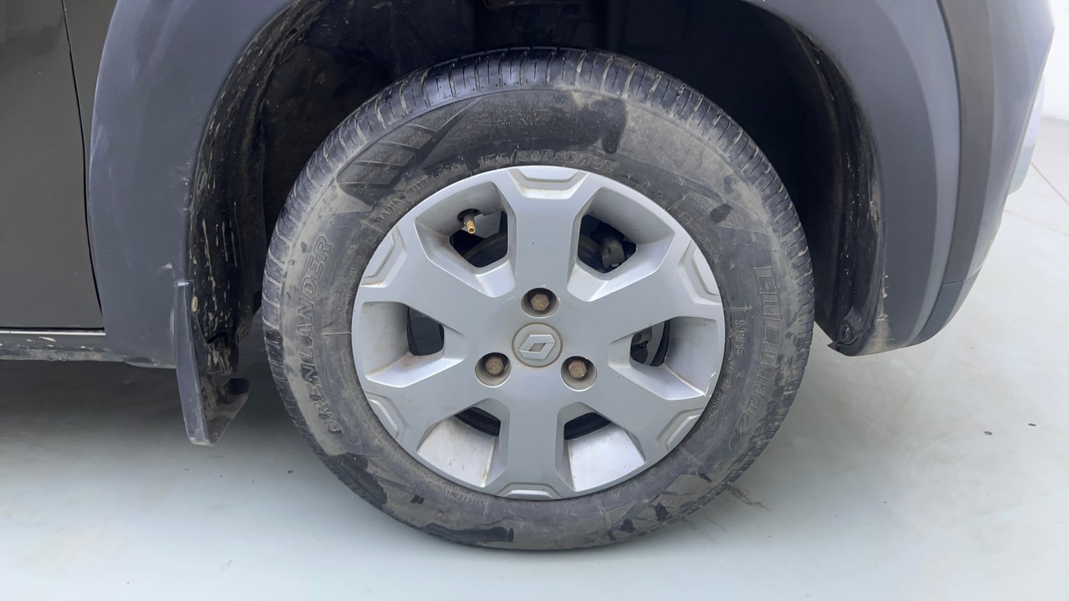 Used 2017 Renault Kwid CLIMBER 1.0 Petrol Manual tyres RIGHT FRONT TYRE RIM VIEW